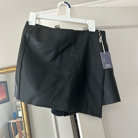 Dresses & Skirts - Indigo rising vegan leather mini skort from Francesca’s size M brand new w tag